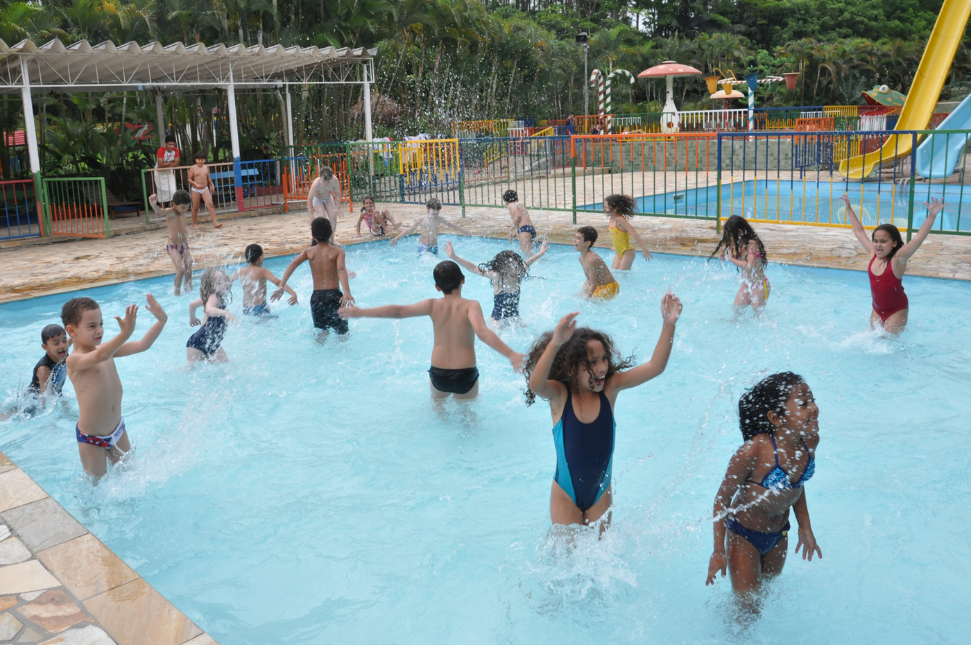 Grupo em área aquática do clube